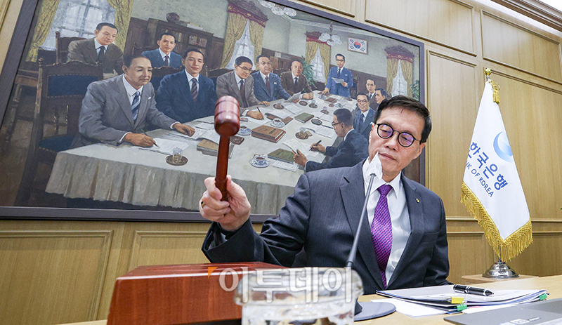▲이창용 한국은행 총재가 30일 서울 중구 한국은행에서 열린 금융통화위원회에서 의사봉을 두드리고 있다. 사진공동취재단