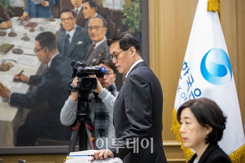 ▲이창용 한국은행 총재가 30일 서울 중구 한국은행에서 열린 금융통화위원회 본회의에 입장하고 있다. 사진공동취재단