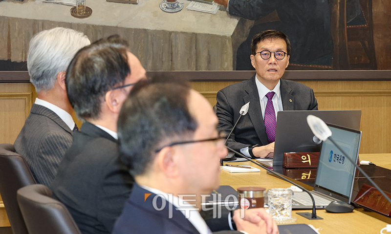 ▲이창용 한국은행 총재가 30일 서울 중구 한국은행에서 열린 금융통화위원회 본회의를 주재하고 있다. 사진공동취재단