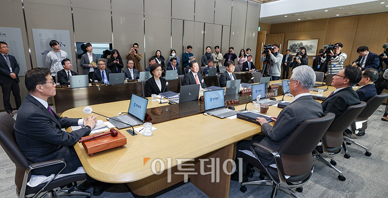 ▲이창용 한국은행 총재가 30일 서울 중구 한국은행에서 열린 금융통화위원회 본회의를 주재하고 있다. 사진공동취재단
