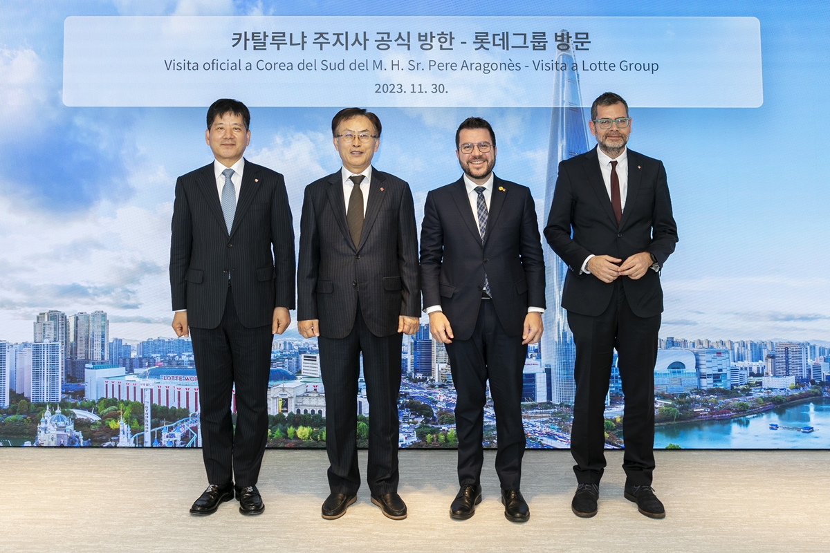 ▲롯데에너지머티리얼즈는 30일 잠실 롯데월드타워 113층 EBC에서 김교현 롯데그룹화학군 총괄대표 부회장(왼쪽 두번째), 김연섭 롯데에너지머티리얼즈 대표이사(왼쪽 첫번째), 페레 아라고네스 스페인 카탈루냐 주지사(오른쪽 두번째), 오리올 알코바 말라스피나 카탈루냐 산업국장 등이 참석한 가운데 스페인 스마트팩토리의 주요 현안에 대해 논의했다고 밝혔다. (사진제공=롯데에너지머티리얼즈)