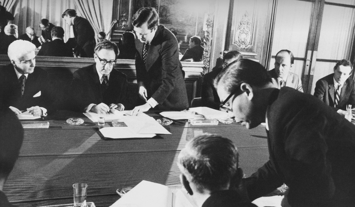 ▲1973년 1월 미국 대통령 고문 키신저(사진 건너편 중앙) 박사가 북베트남 대표단과 파리국제회의에서 만나 평화협정에 서명하고 있다. AP연합뉴스