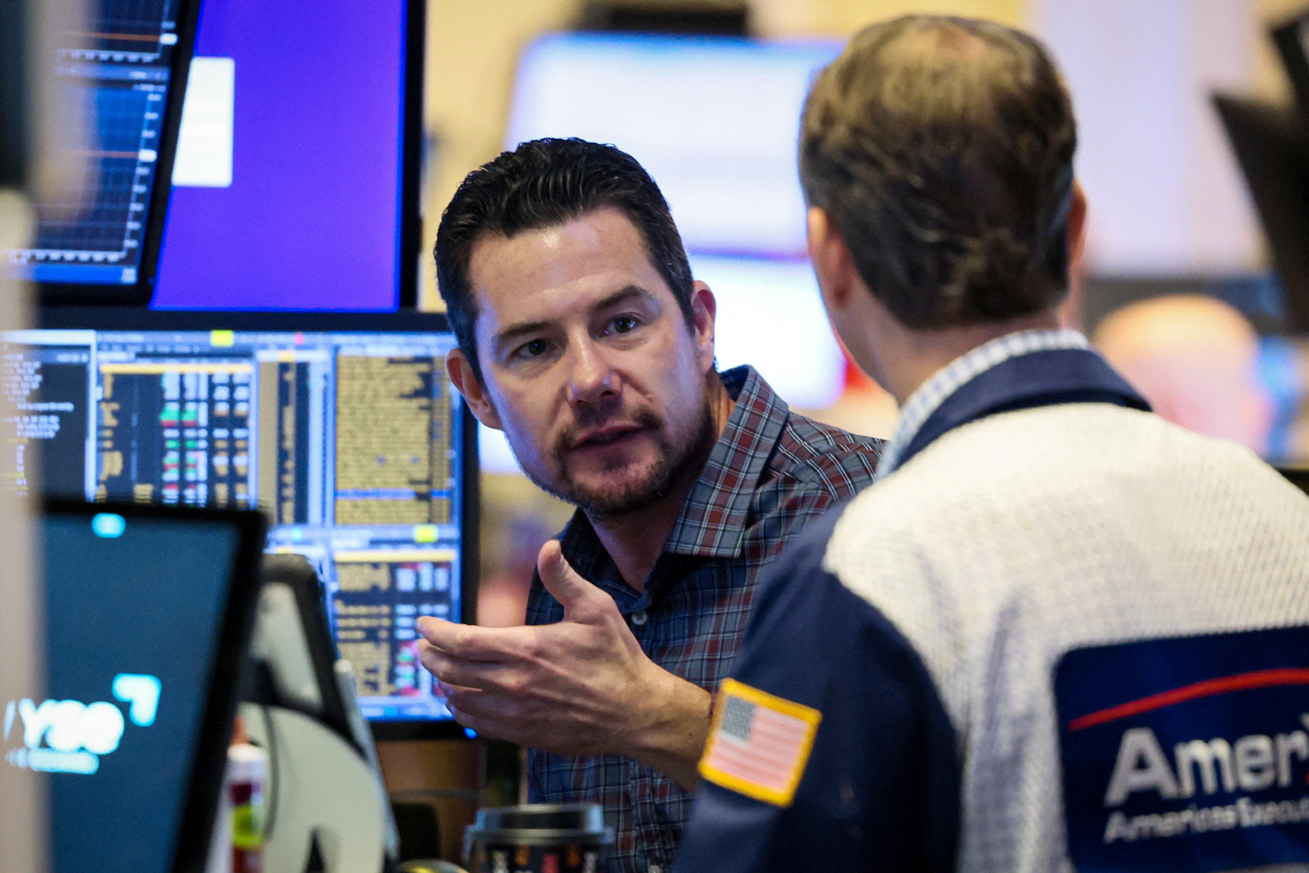 ▲뉴욕증권거래소(NYSE)에서 트레이더들이 대화하고 있다. 뉴욕(미국)/로이터연합뉴스
