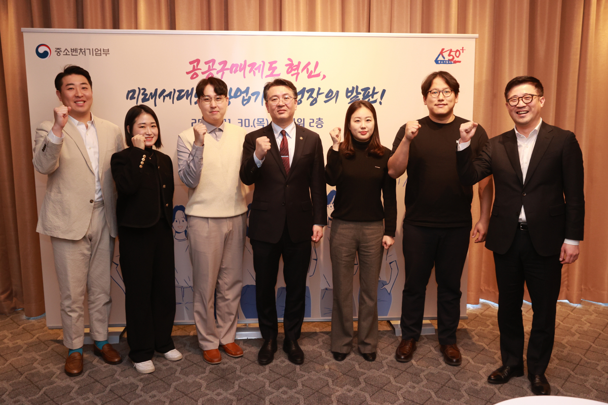 ▲오기웅 중소벤처기업부 차관(가운데)이 30일 서울 서초구 엘타워에서 열린 '청년기업 간담회'에서 참석자들과 기념 촬영을 하고 있다. (사진제공=중소벤처기업)