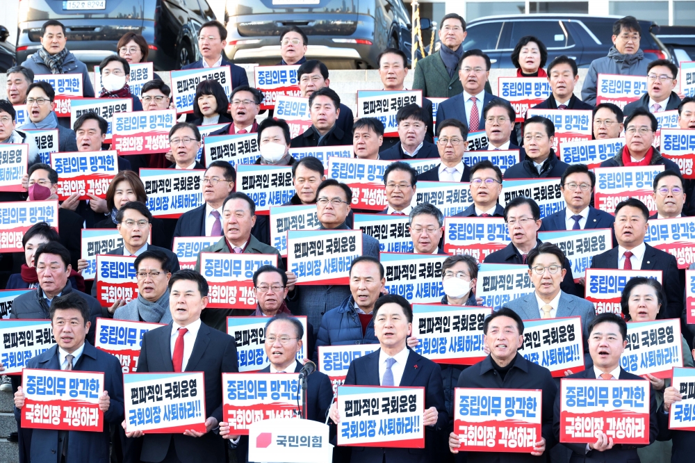 ▲김기현 국민의힘 대표와 윤재옥 원내대표가 본회의를 마치고 30일 서울 여의도 국회 본관 앞 계단에서 열린 국회의장 사퇴촉구 및 의회폭거 규탄대회에서 의원들과 피켓을 들고 구호를 외치고 있다. 고이란 기자 photoeran@ (이투데이DB)