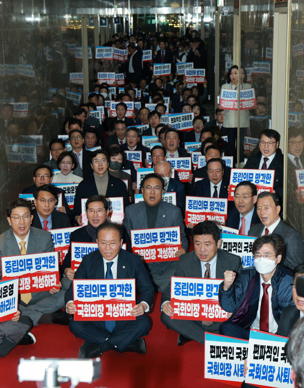 ▲[서울=뉴시스] 고범준 기자 = 윤재옥 국민의힘 원내대표, 유의동 정책위의장등 의원들이 30일 오후 서울 여의도 국회의장실 앞에서 김진표 국회의장 규탄 구호를 외치며 손 피켓을 들고 연좌농성을 하고 있다. 2023.11.30. bjko@newsis.com