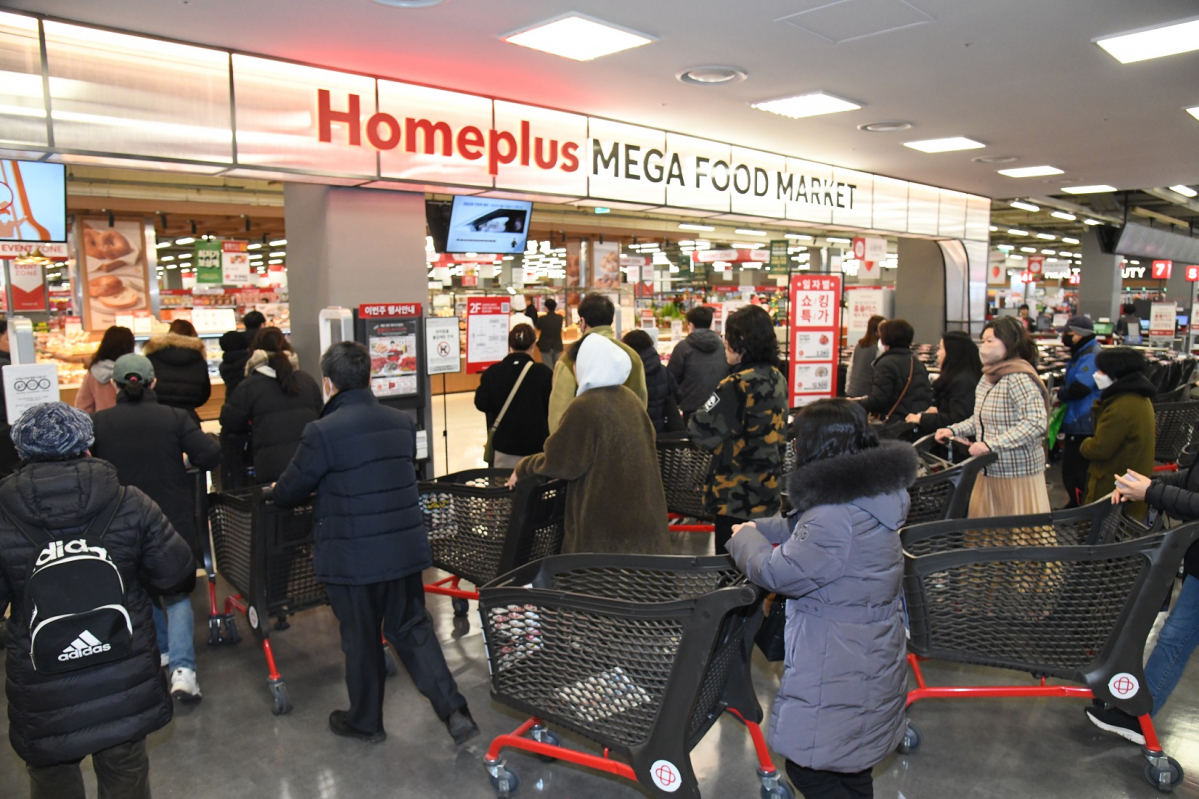 ▲30일 리뉴얼 오픈 시간에 맞춰 방문한 고객들의 쇼핑 모습 (사진제공=홈플러스)