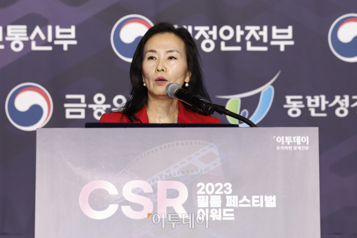 ▲김영아 한국사회복지협의회 지역복지사업단장이 30일 서울 영등포구 FKI타워 컨퍼런스센터 그랜드볼룸에서 열린 '2023 CSR 필름 페스티벌 어워드'에서 심사평을 하고 있다. 경제신문 이투데이가 주최한 이 행사는 한 해 동안 사회적 가치 창출을 위한 CSR 활동 발자취를 공모하고 그 업적을 격려하기 위해 마련된 자리로 2012년 첫걸음을 내디뎌 올해로 12회째를 맞이했다. 조현호 기자 hyunho@