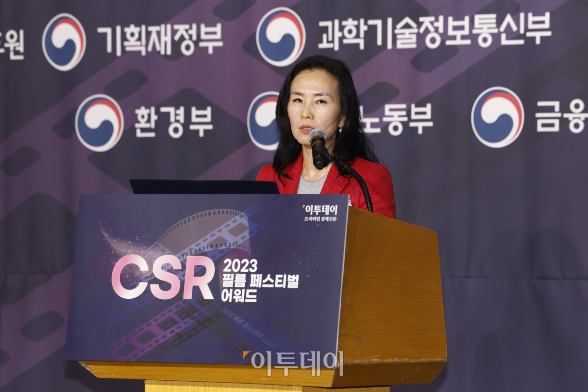 ▲김영아 한국사회복지협의회 지역복지사업단장이 30일 서울 영등포구 FKI타워 컨퍼런스센터 그랜드볼룸에서 열린 '2023 CSR 필름 페스티벌 어워드'에서 심사평을 하고 있다. 경제신문 이투데이가 주최한 이 행사는 한 해 동안 사회적 가치 창출을 위한 CSR 활동 발자취를 공모하고 그 업적을 격려하기 위해 마련된 자리로 2012년 첫걸음을 내디뎌 올해로 12회째를 맞이했다. 조현호 기자 hyunho@