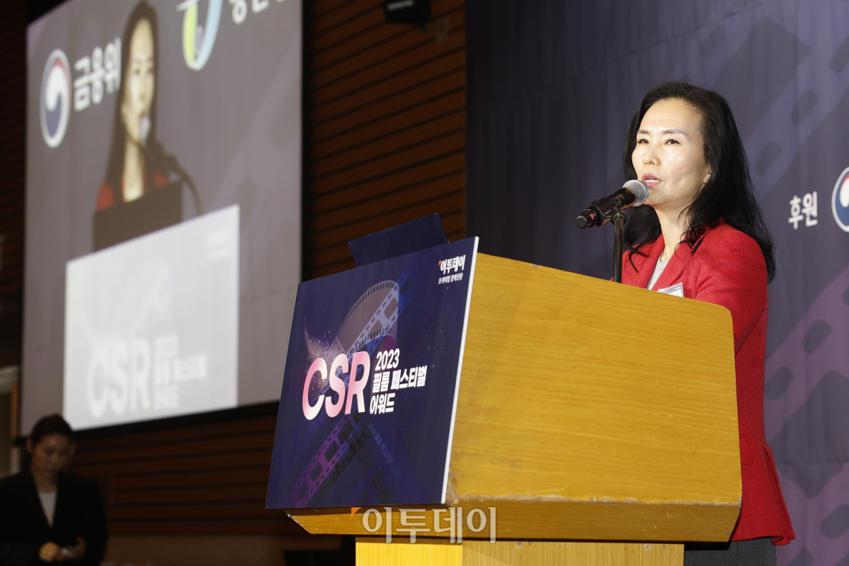 ▲김영아 한국사회복지협의회 지역복지사업단장이 30일 서울 여의도 FKI타워 컨퍼런스센터에서 열린 ‘2023 CSR 필름 페스티벌 어워드’에서 심사평을 하고 있다. 경제신문 이투데이가 주최한 이 행사는 한 해 동안 사회적 가치 창출을 위한 CSR 활동 발자취를 공모하고 그 업적을 격려하기 위해 마련된 자리로 2012년 첫걸음을 내디뎌 올해로 12회째를 맞이했다. 조현호 기자 hyunho@