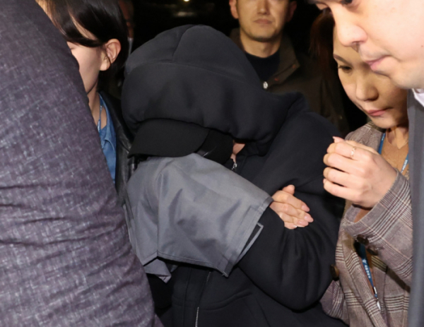 ▲사기·사기미수 혐의로 체포된 전청조 씨가 31일 오후 서울 송파경찰서로 압송되고 있다.  (연합뉴스)