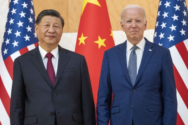 ▲조 바이든(오른쪽) 미국 대통령과 시진핑 중국 국가주석이 2022년 11월 14일 인도네시아 발리에서 열린 주요 20개국(G20) 정상회의에서 만나 기념 촬영을 하고 있다. 발리(인도네시아)/AP뉴시스
