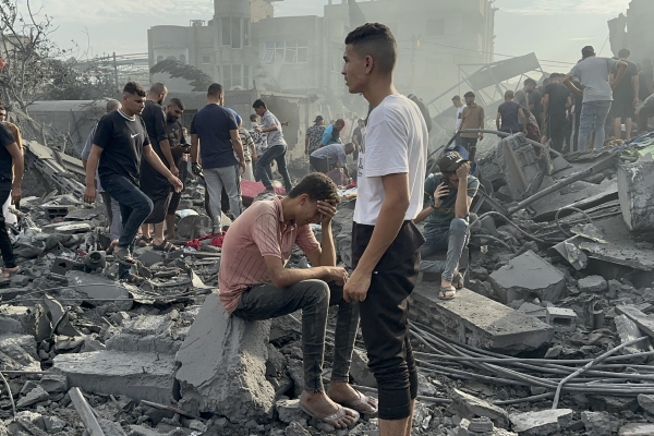▲31일(현지시간) 팔레스타인 가자지구 누세이라트 난민촌에서 팔레스타인인들이 생존자를 찾고 있다. 가자지구/AP연합뉴스

