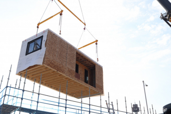 ▲상부인양방식으로 모듈러 주택을 설치하는 모습 (사진제공=GS건설)
