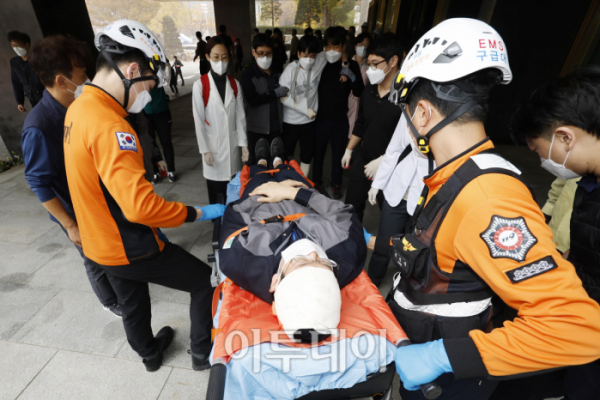 ▲1일 서울 중구 정부서울청사에서 열린 '화재대피 민방위 훈련'에서 직원들이 응급 구호 훈련을 하고 있다. 이날 훈련은 청사 본·별관 전 직원(공무직, 어린이집, 협력업체 등) 약 3200여 명이 참석해 화재 대피·진압, 안전 행동 훈련, 생활형 안전교육을 실시했다. 조현호 기자 hyunho@