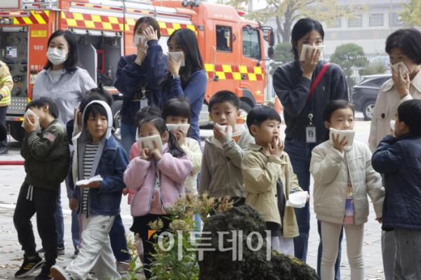 ▲1일 서울 중구 정부서울청사에서 열린 '화재대피 민방위 훈련'에서 청사 어린이집 선생님들과 어린이들이 코와 입을 막고 있다. 이날 훈련은 청사 본·별관 전 직원(공무직, 어린이집, 협력업체 등) 약 3200여 명이 참석해 화재 대피·진압, 안전 행동 훈련, 생활형 안전교육을 실시했다. 조현호 기자 hyunho@