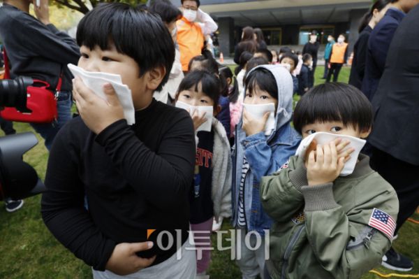 ▲1일 서울 중구 정부서울청사에서 열린 '화재대피 민방위 훈련'에서 청사 어린이집 어린이들이 코와 입을 막고 있다. 이날 훈련은 청사 본·별관 전 직원(공무직, 어린이집, 협력업체 등) 약 3200여 명이 참석해 화재 대피·진압, 안전 행동 훈련, 생활형 안전교육을 실시했다. 조현호 기자 hyunho@