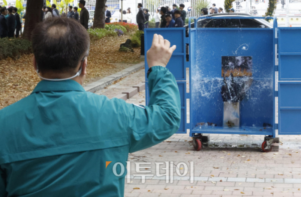 ▲1일 서울 중구 정부서울청사에서 열린 '화재대피 민방위 훈련'에서 직원들이 투척용 소화기 훈련을 하고 있다. 이날 훈련은 청사 본·별관 전 직원(공무직, 어린이집, 협력업체 등) 약 3200여 명이 참석해 화재 대피·진압, 안전 행동 훈련, 생활형 안전교육을 실시했다. 조현호 기자 hyunho@