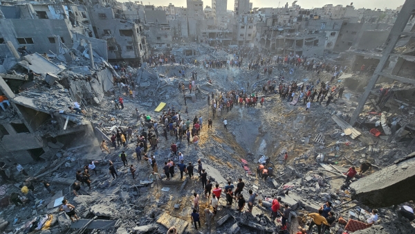 ▲31일(현지시간) 이스라엘이 가자지구 자발리아 난민촌에 대규모 공습을 가한 뒤 주민들이 수색 작업을 벌이고 있다. 가자(팔레스타인)/로이터연합뉴스