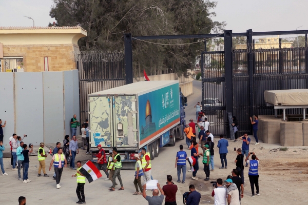 ▲2023년 10월 22일 가자지구에 대한 인도적 구호 물품을 실은 트럭이 이집트 라파 국경을 통해 가자지구로 들어가고 있다. 라파(이집트)/신화연합뉴스
