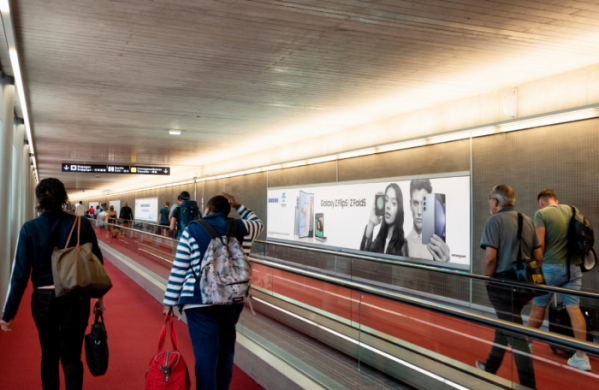 ▲삼성전자가 최근 프랑스 파리 샤를드골 국제공항에서 14개의 광고판을 통해 부산엑스포를 알리고 있다. (사진제공=삼성전자)