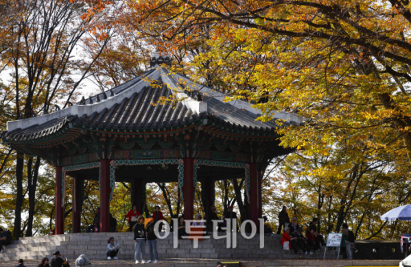 ▲완연한 가을 날씨를 보인 2일 서울 남산을 찾은 시민들이 울긋불긋 단풍을 즐기고 있다. 조현호 기자 hyunho@