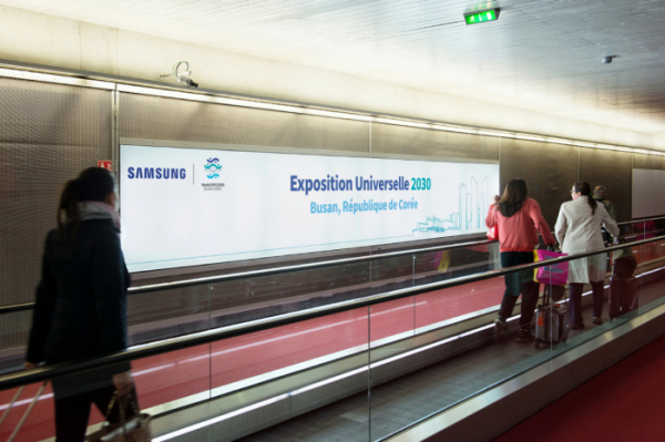 ▲삼성전자가 프랑스 파리 샤를드골 국제공항에서 14개의 광고판을 통해 부산엑스포를 알리고 있다. (사진제=삼성전자)