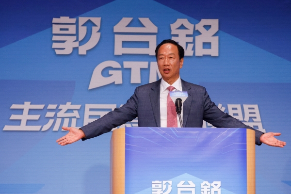 ▲궈타이밍 폭스콘 창업자가 대만 타이페이에서 기자회견을 열고 대만 총통직에 도전한다고 밝히고 있다. 타이페이/로이터연합뉴스
