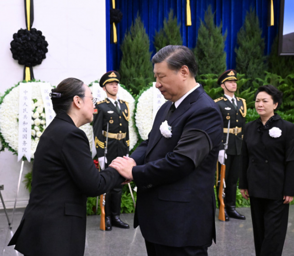 ▲시진핑(가운데) 중국 국가주석이  2일 베이징에서 진행된 고 리커창 총리의 영결식에 참석해 유족들을 위로하고 있다. 베이징/신화연합뉴스 
