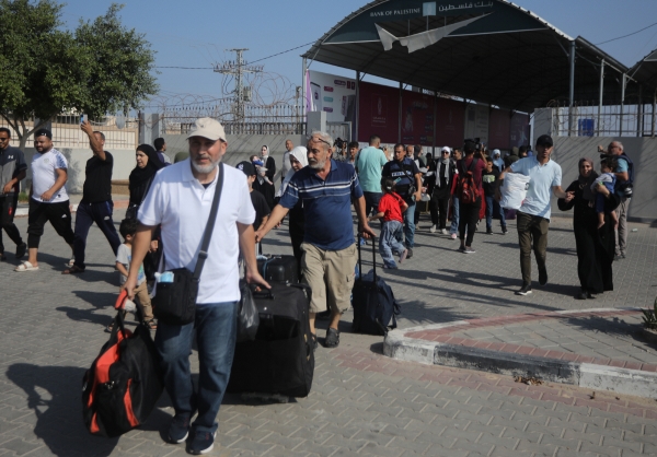 ▲1일(현지시간) 이중국적을 가진 팔레스타인인들이 라파 국경을 통해 가자지구에서 이집트로 입국하고 있다. 이집트는 카타르의 중재로 이스라엘, 팔레스타인 무장정파 하마스와 협상을 해 가자지구에 갇혀 있는 외국 국적자와 중상 환자의 가자지구 밖 이동 허용에 합의했다. (UPI/연합뉴스)
