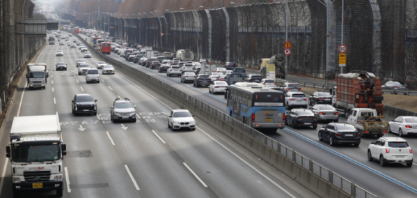 ▲서울 서초 경부고속도로 잠원IC 부근 하행선(오른쪽)이 차량들로 붐비고 있다. 조현호 기자 hyunho@