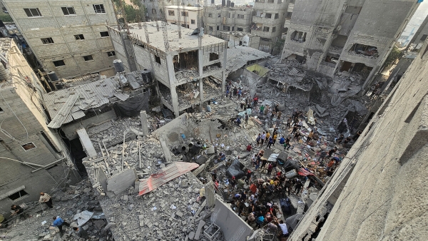 ▲가자지구 북부 자발리아 난민촌 주민들이 2일(현지시간) 이스라엘의 공습으로 파괴된 주택 잔해 속에서 사상자를 찾고 있다. 가자지구(팔레스타인)/로이터연합뉴스
