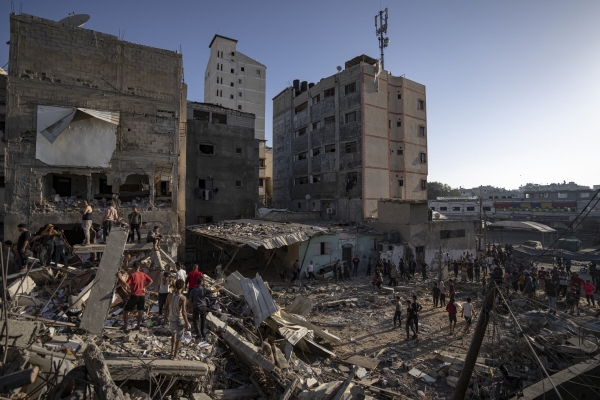 ▲가자지구에서 4일(현지시간) 팔레스타인 주민들이 건물 잔해를 살피고 있다. 가자지구(팔레스타인)/AP뉴시스
