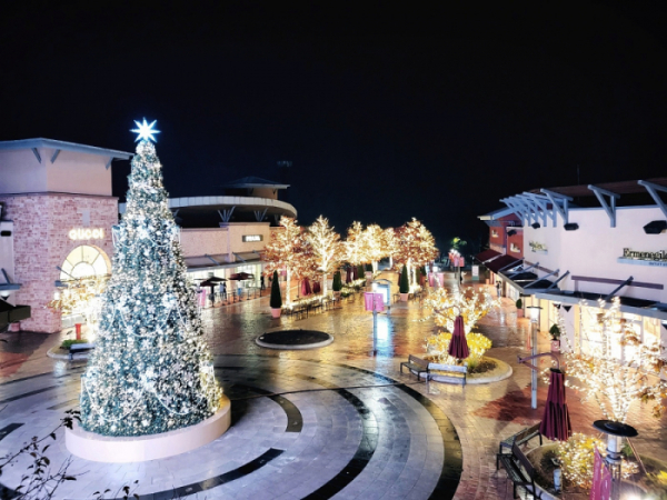 ▲여주 프리미엄 아울렛 EAST 중앙광장에 설치된 10m 높이의 크리스마스 트리 (사진제공=신세계사이먼)