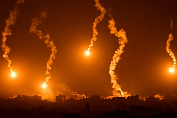 ▲가자지구와 이스라엘 국경 인근에서 5일(현지시간) 조명탄이 떨어지고 있다. 가자지구(팔레스타인)/AFP연합뉴스
