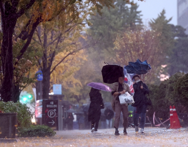 ▲6일 오전 거센 비바람이 부는 서울 시청 인근 세종대로에서 시민들이 강풍을 맞으며 걸어가고 있다. (연합뉴스)
