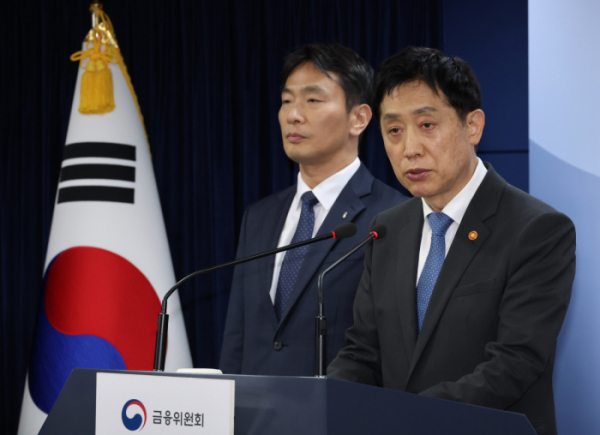 ▲(왼쪽부터)이복현 금감원장과 김주현 금융위원장 (연합뉴스)