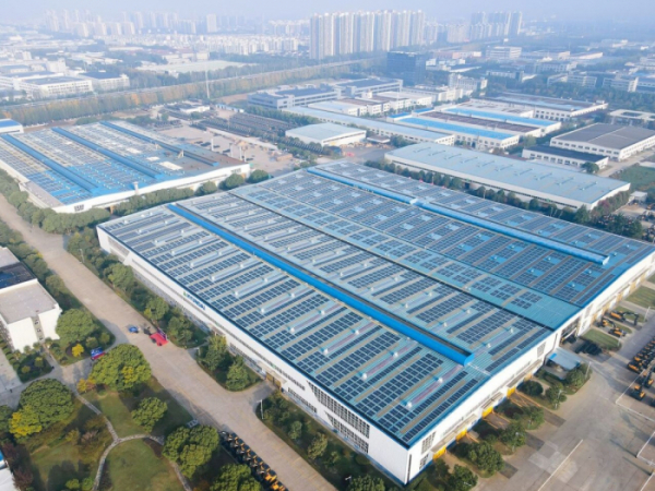 ▲HD현대건설기계 중국 강소법인 공장에 설치된 4메가와트급 태양광 패널 (사진제공=HD현대건설기계)