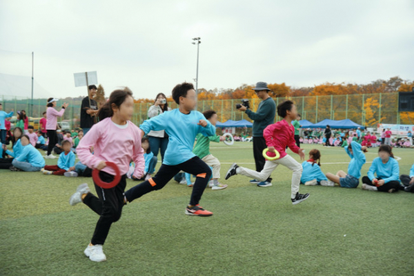 ▲‘제7회 자생 꿈나무 올림픽’에 참가한 성남시 지역아동센터 어린이들이 계주 경기를 하고 있다. (사진제공=자생의료재단)