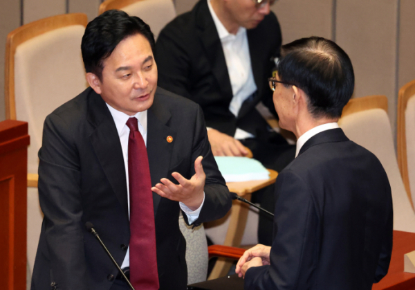 ▲원희룡 국토교통부 장관과 방문규 산업통상자원부 장관이 6일 오전 서울 여의도 국회에서 열린 예산결산특별위원회 전체회의에서 대화하고 있다. (뉴시스)