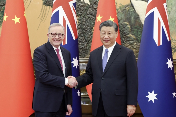 ▲앤서니 앨버니지(왼쪽) 호주 총리와 시진핑 중국 국가주석이 6일 악수하고 있다. 베이징/신화연합뉴스
