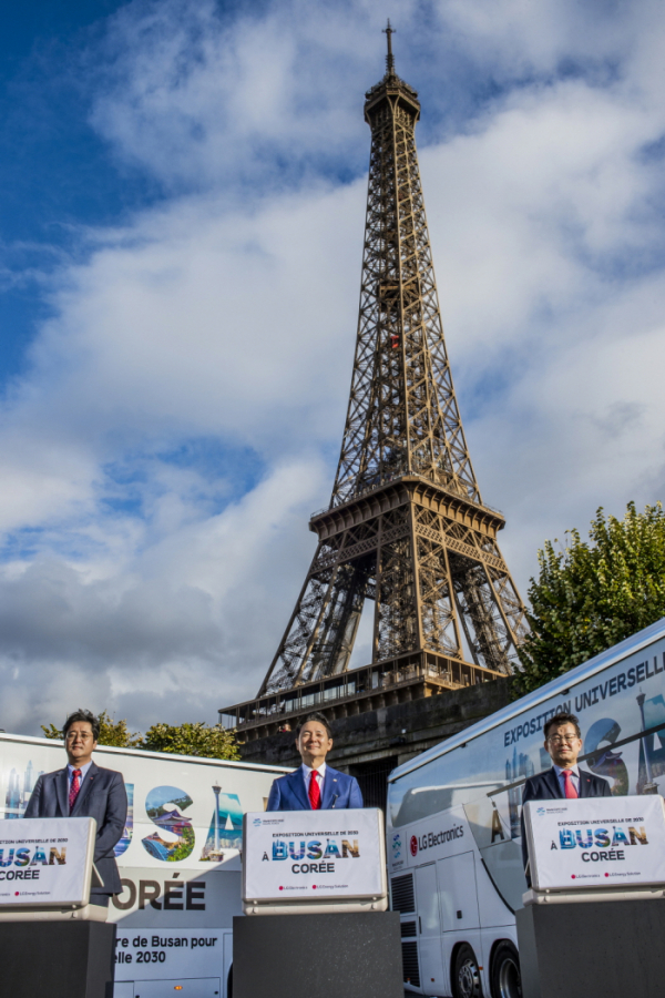 ▲LG는 현지시간 6일 프랑스 파리에서 ‘부산엑스포 버스’를 공개했다. 이날 행사에는 LG전자 파리법인장 김혁기 상무(왼쪽부터), 장성민 대통령 특사, LG전자 홍보대외협력센터장 유원 부사장 등이 참석했다.  (사진제공=LG그룹)