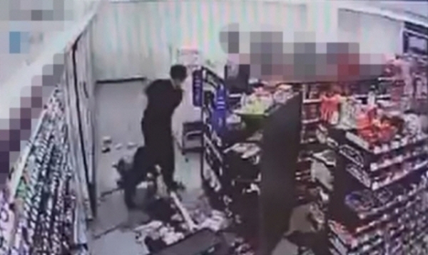 ▲경남 진주의 한 편의점에서 지난 4일 0시10분쯤 20대 남성이 20대 여성 아르바이트생을 폭행하는 순간을 촬영한 CCTV 화면. 뉴시스
