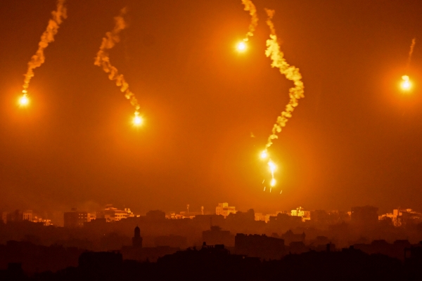 ▲5일(현지시간) 이스라엘과 인접한 가자지구 국경 상공에 이스라엘군이 쏜 신호탄이 터지고 있다. 가자(팔레스타인)/AFP연합뉴스
