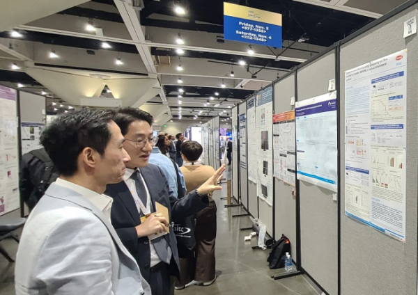 ▲김진영 한미약품 R&D센터 연구원(맨 오른쪽)이 미국 샌디에이고에서 진행된 면역항암학회(SITC)에서 HM16390의 우수한 효능을 확인한 연구 결과 포스터 발표 내용을 설명하고 있다. (사진제공=한미약품)