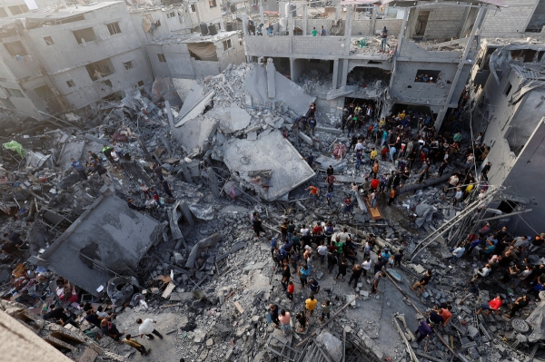 ▲가자지구 중부 알마가지 난민촌 주민들이 5일(현지시간) 공습으로 파괴된 주택 잔해 속에서 사상자를 찾고 있다. 가자지구(팔레스타인)/로이터연합뉴스
