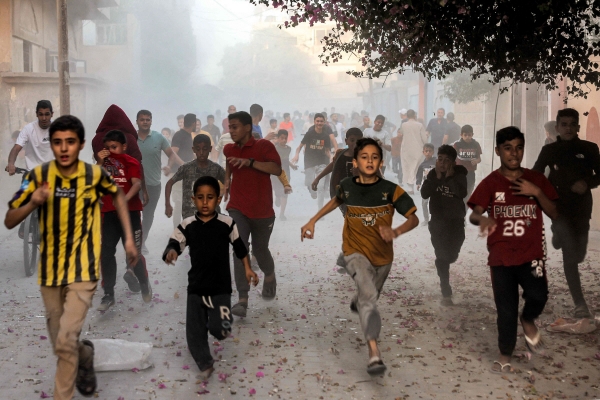 ▲팔레스타인 가자지구 남부 라파에서 6일(현지시간) 어린이들이 이스라엘군의 폭격을 피해 달리고 있다. 라파(팔레스타인)/AFP연합뉴스 

