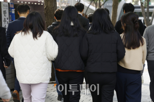 ▲겨울로 접어든다는 절기상 입동을 하루 앞둔 7일 서울 여의도에서 두꺼운 외투를 입은 시민들이 발걸음을 재촉하고 있다. 조현호 기자 hyunho@