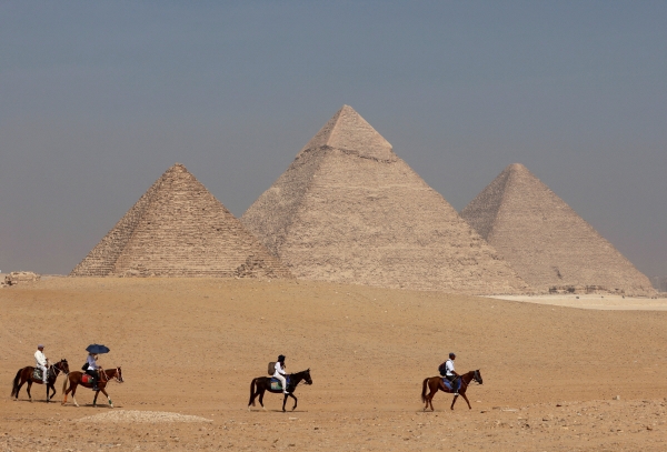 ▲이집트 관광객들이 지난해 10월 26일 피라미드 옆을 지나고 있다 기자(이집트)/로이터연합뉴스
