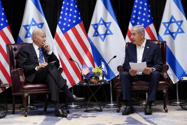 ▲조 바이든(왼쪽) 미국 대통령과 베냐민 네타냐후 이스라엘 총리가 지난달 18일(현지시간) 이스라엘 텔아비브에서 회담하고 있다. 텔아비브/AP연합뉴스 
